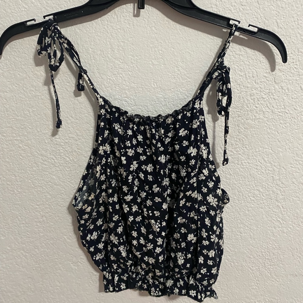 Brandy Melville spring and summer crop floral print black and white one size